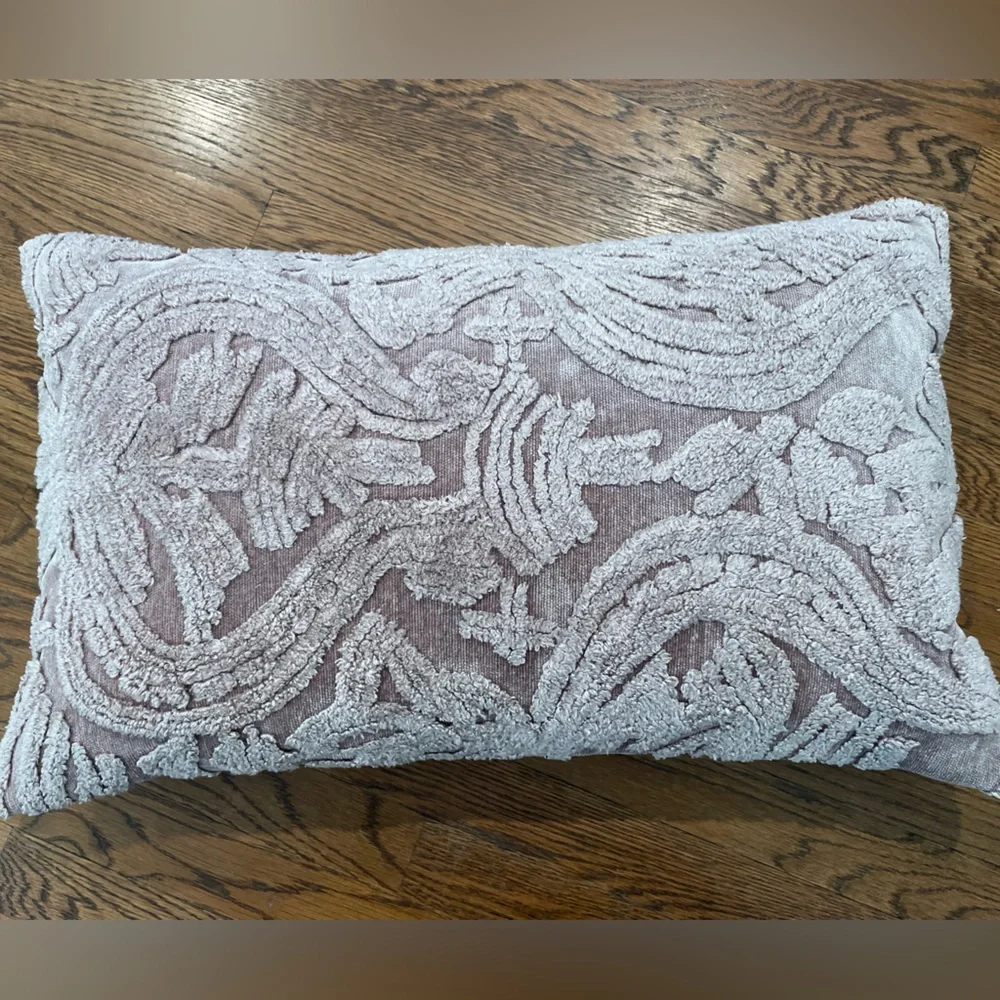 Pottery Barn Natalia Jacquard Lumbar Chenille Mauve Pink Pillow W/insert 16”x26”
